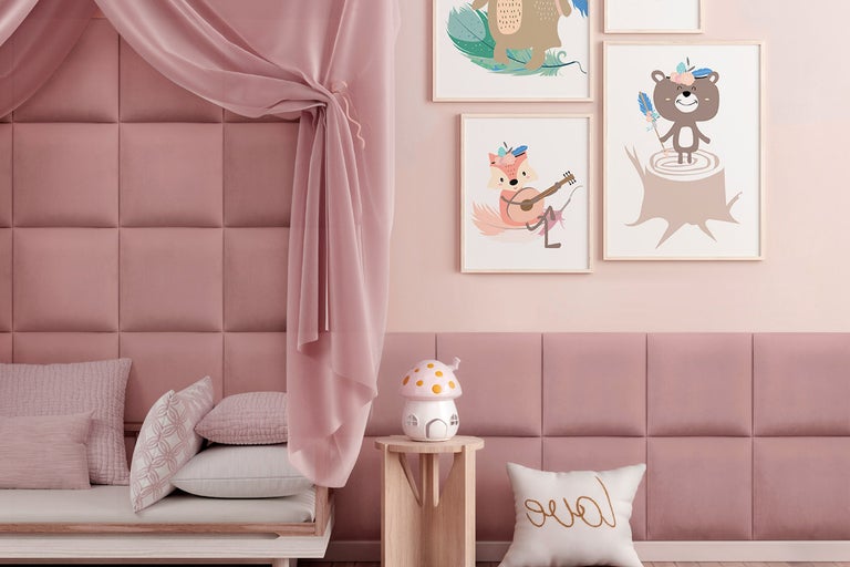 Barnrum med väggpaneler, himmelssäng, sängbord och djurbilder