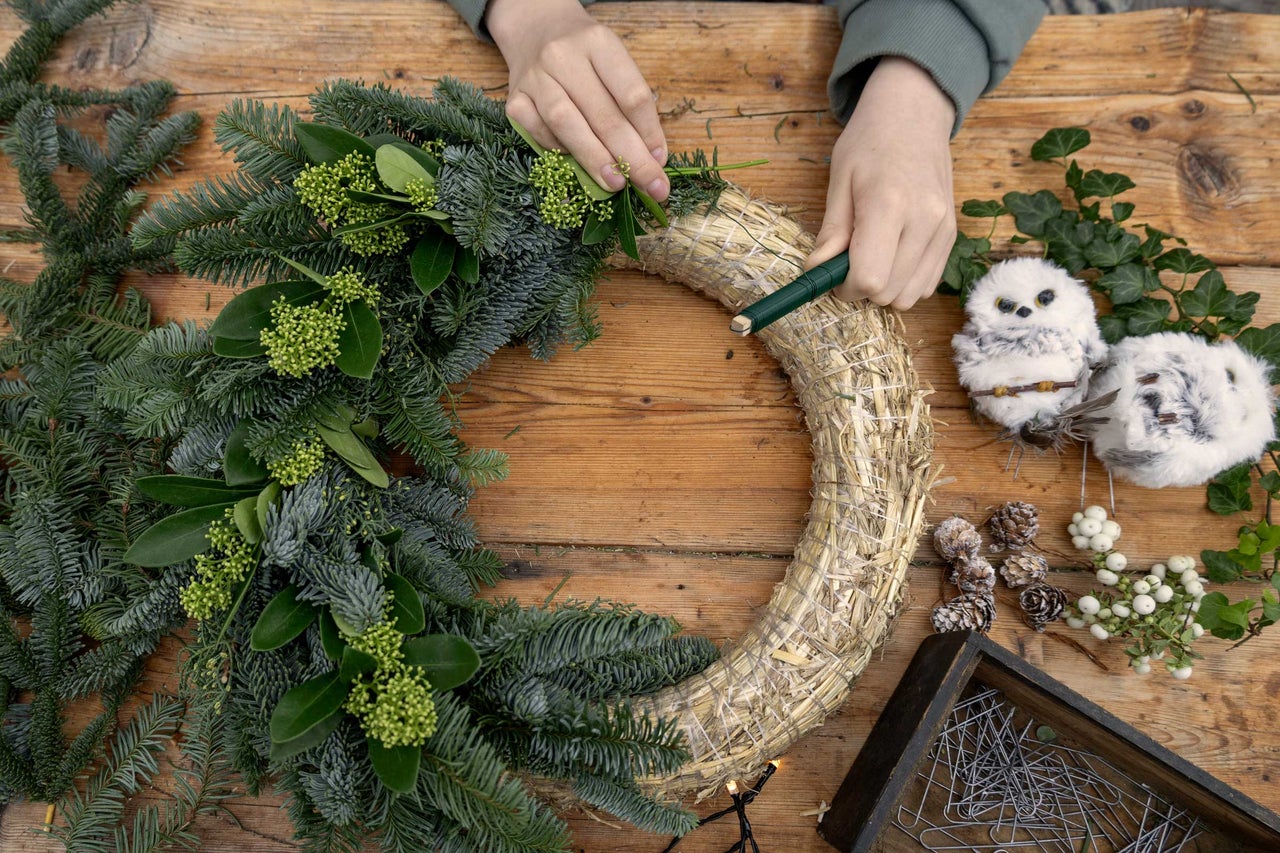 Hantverksprojekt: Binda adventskrans med grangrenar, buxbom och bindtråd
