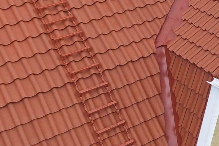 Tak med takpannor och taksteg