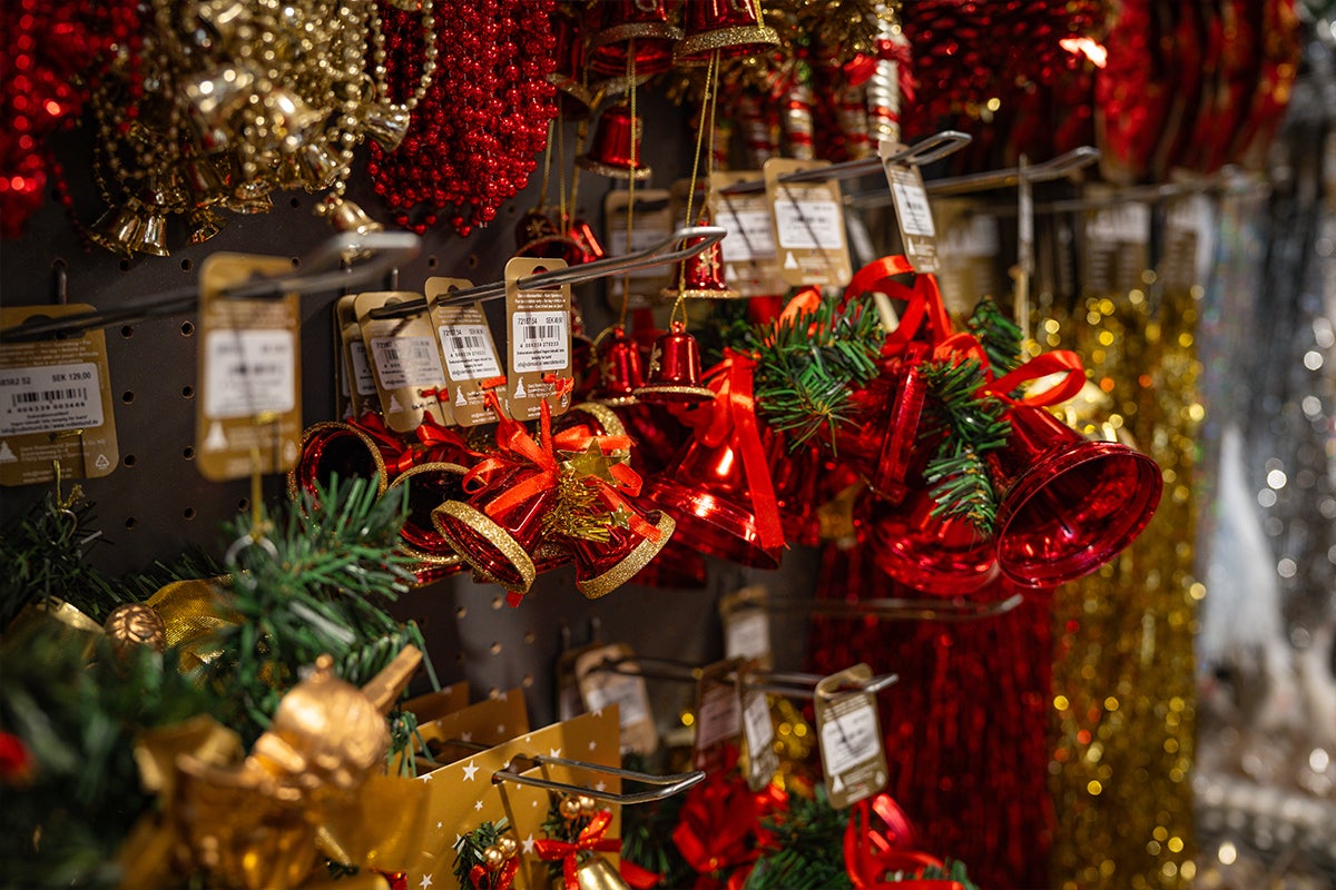 Dekorativa julklockor till salu i butiken.