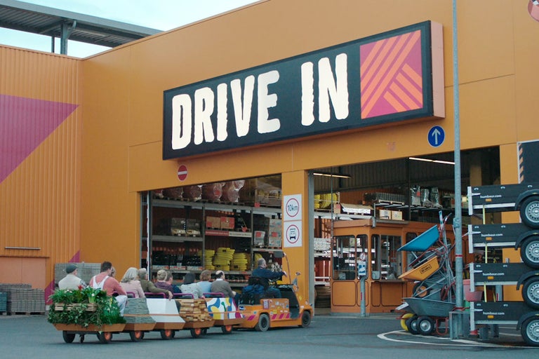 Hornbach Drive In med kunder i transportvagn