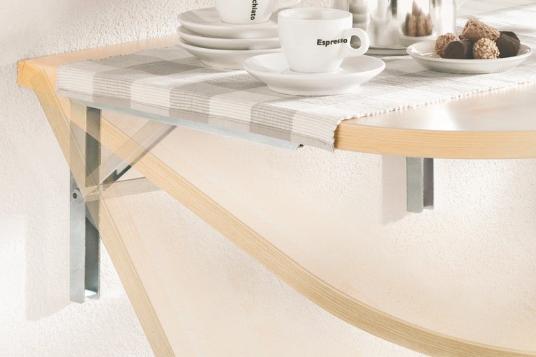 Väggfällbord med porslin och bordsduk