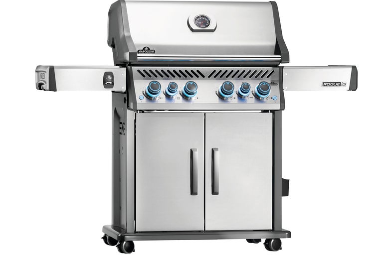 Napoleon Rogue gasolgrill med fyra brännare och underskåp