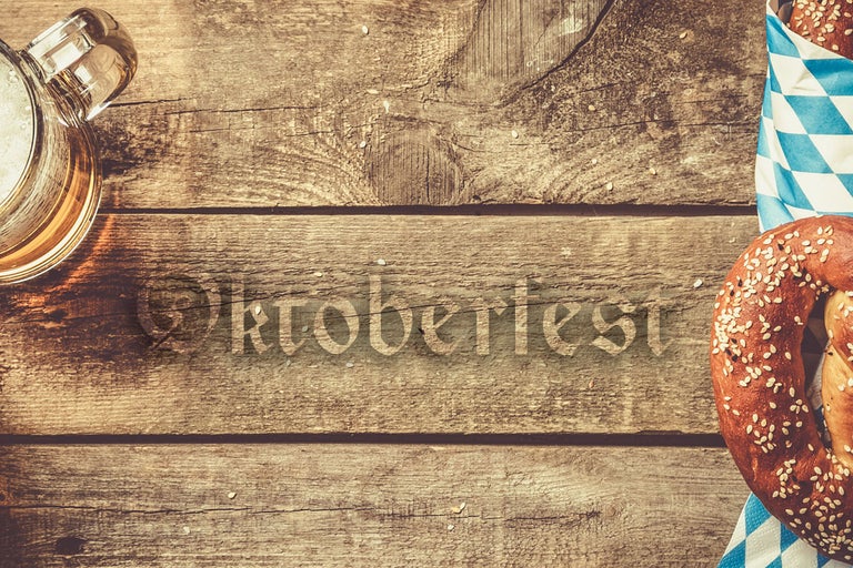 Oktoberfest-scen med ölsejdel och kringla på träbord