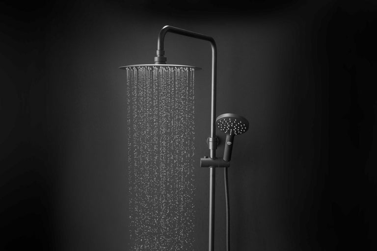 Duschsystem med huvud- och handdusch i drift
