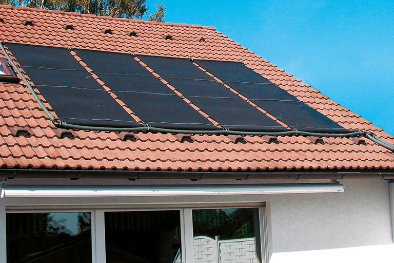 Solabsorber för pooluppvärmning på ett hustak