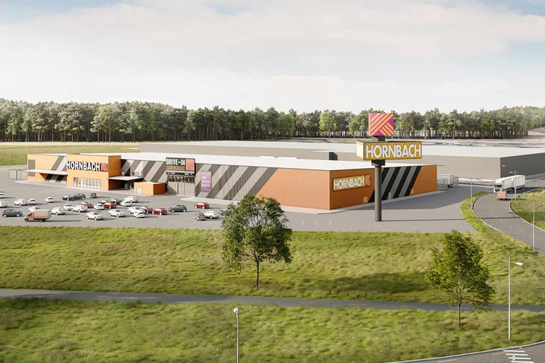 Utomhusvy av en Hornbach-byggmarknad med parkeringsplats och drive-in.