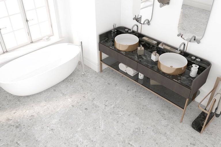 Badrum med badkar och tvättställ med två handfat