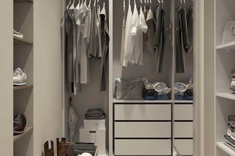 Interiörbild av en walk-in-closet med hyllor och klädstänger för förvaring av kläder och accessoarer