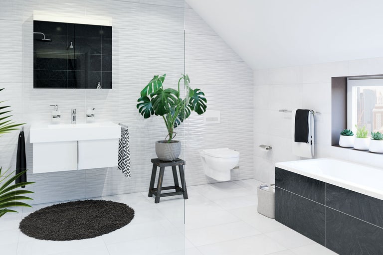 Ljust badrum med handfat, toalett, badkar och dekorationer