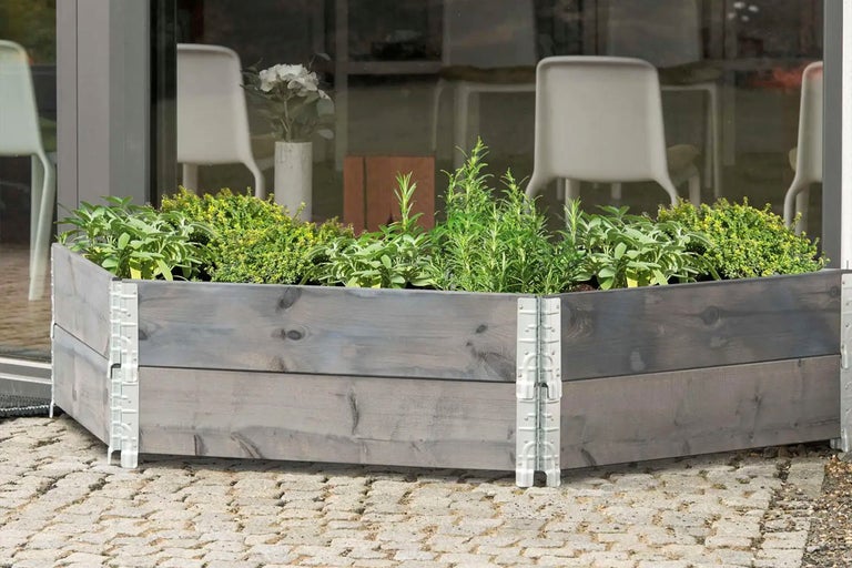 Trädgårdshög av trä med örter