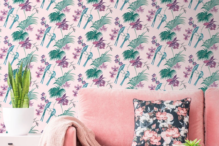 Vardagsrum med djungeltapet, soffa och krukväxt