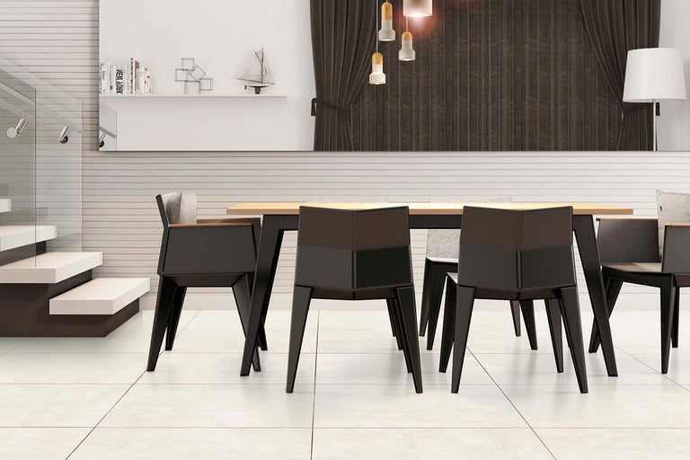 Matsal med bord och stolar, minimalistisk design och ljus atmosfär.