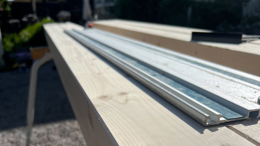 Styrskena på en träyta