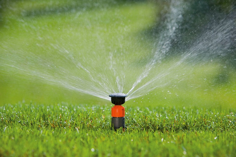 Bevattning av en gräsmatta med en grässpridare
