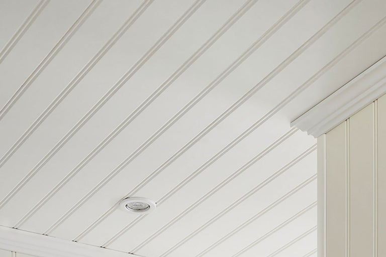 Trätakpanel med integrerad belysning och dekorlist