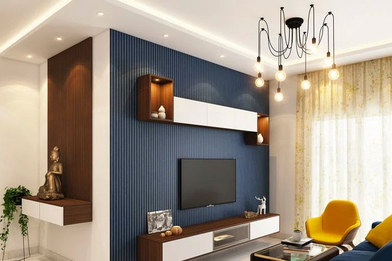 Vardagsrum med vägghyllor, TV och belysning för en modern boendemiljö.