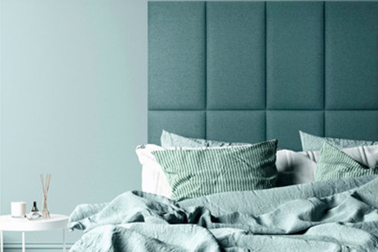 Sovrum med vadderad sänggavel och sängkläder