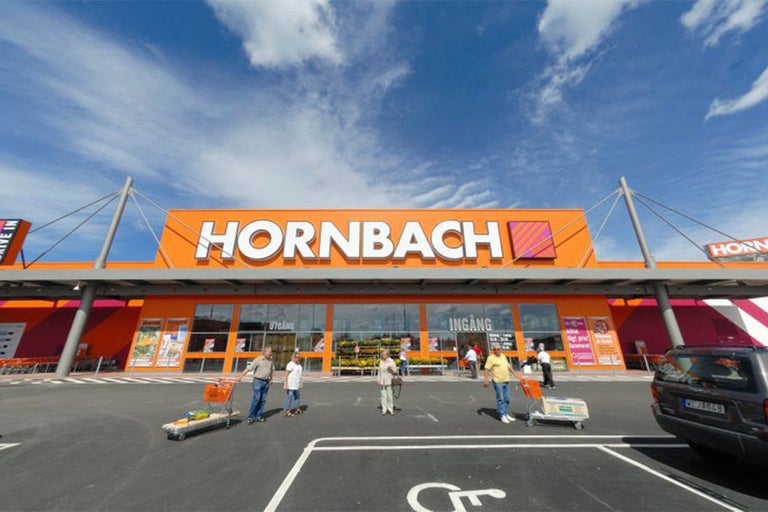 Hornbach byggvaruhus exteriörvy med kunder