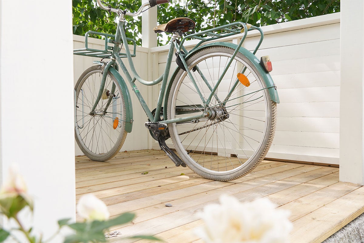 Cykkel med bagagehållare på trädäck