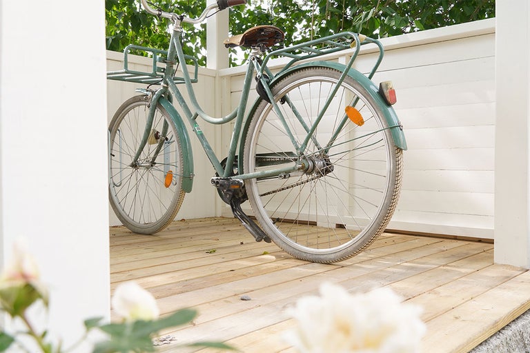 Cykkel med bagagehållare på trädäck