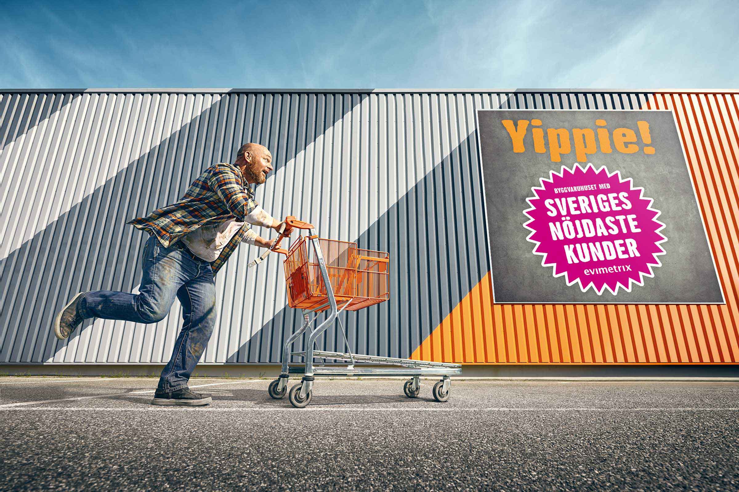En man springer med en kundvagn framför ett Hornbach byggvaruhus.