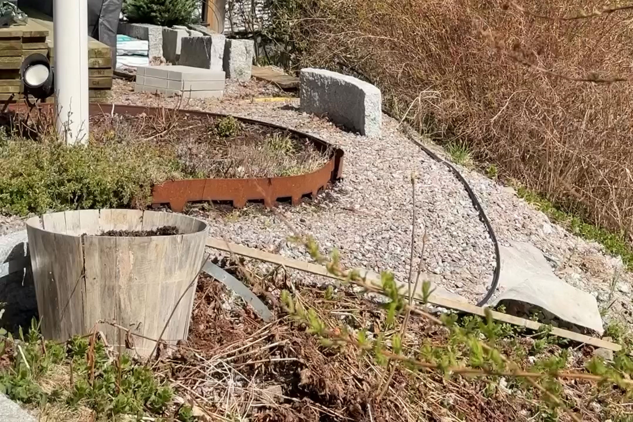 Utomhusscen med blomlåda, gräskanter och stenar för trädgårdsdesign