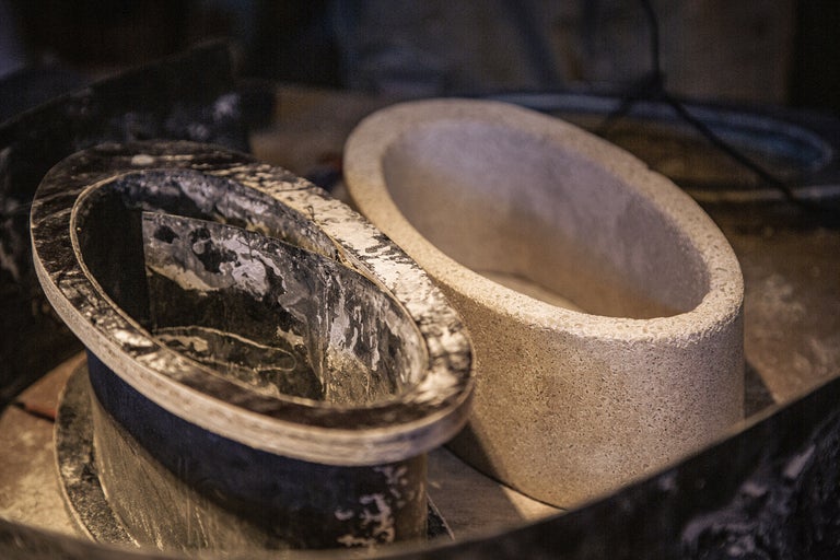 Två ovala handfat i sten.