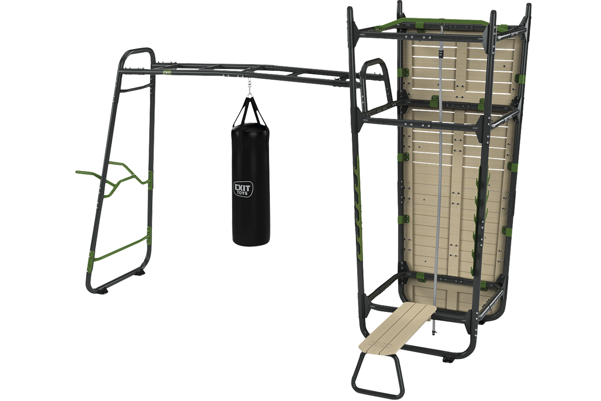 Lekplats med boxningssäck, ribbstol och dragstång