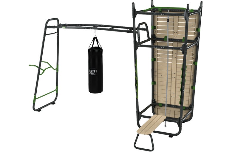 Lekplats med boxningssäck, ribbstol och dragstång
