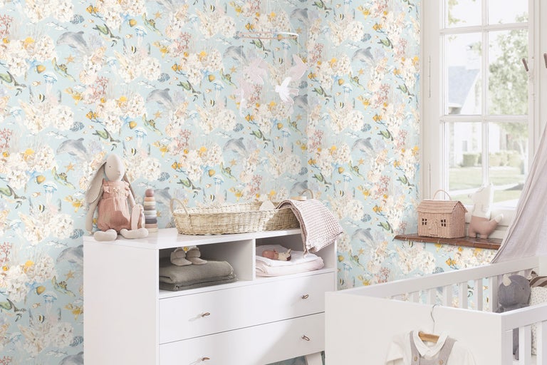 Barnrum med mönstrad tapet, skötbord och spjälsäng