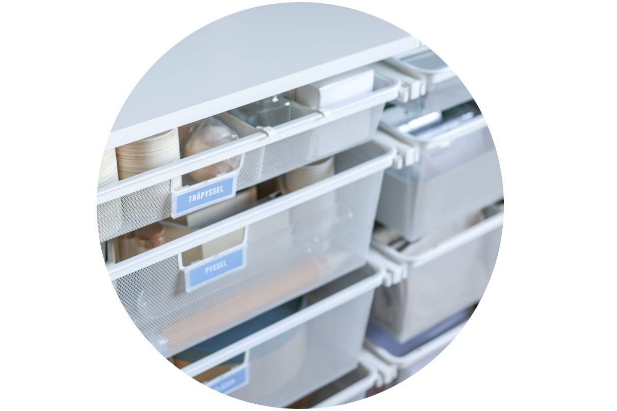 Vita trådkorgar för förvaring i hyllan