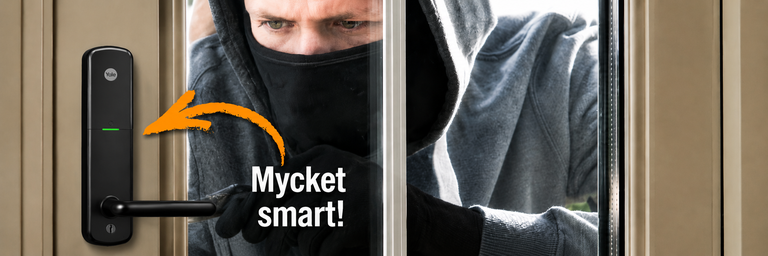 Yale smart dörrlås på en dörr med Yale Logo, säkerhetsscen med en maskerad person bakom glaset och texten Mycket smart.
