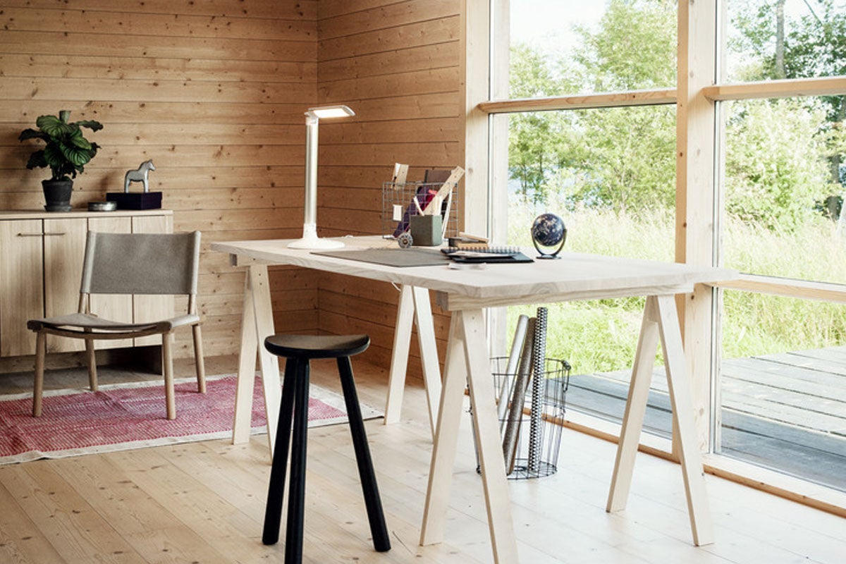 Trärum med skrivbord, skrivbordslampa och stol