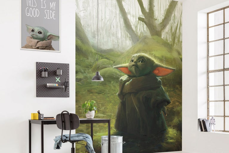 Dekorativt rum med Baby Yoda väggmålning, skrivbord, stol och tillbehör