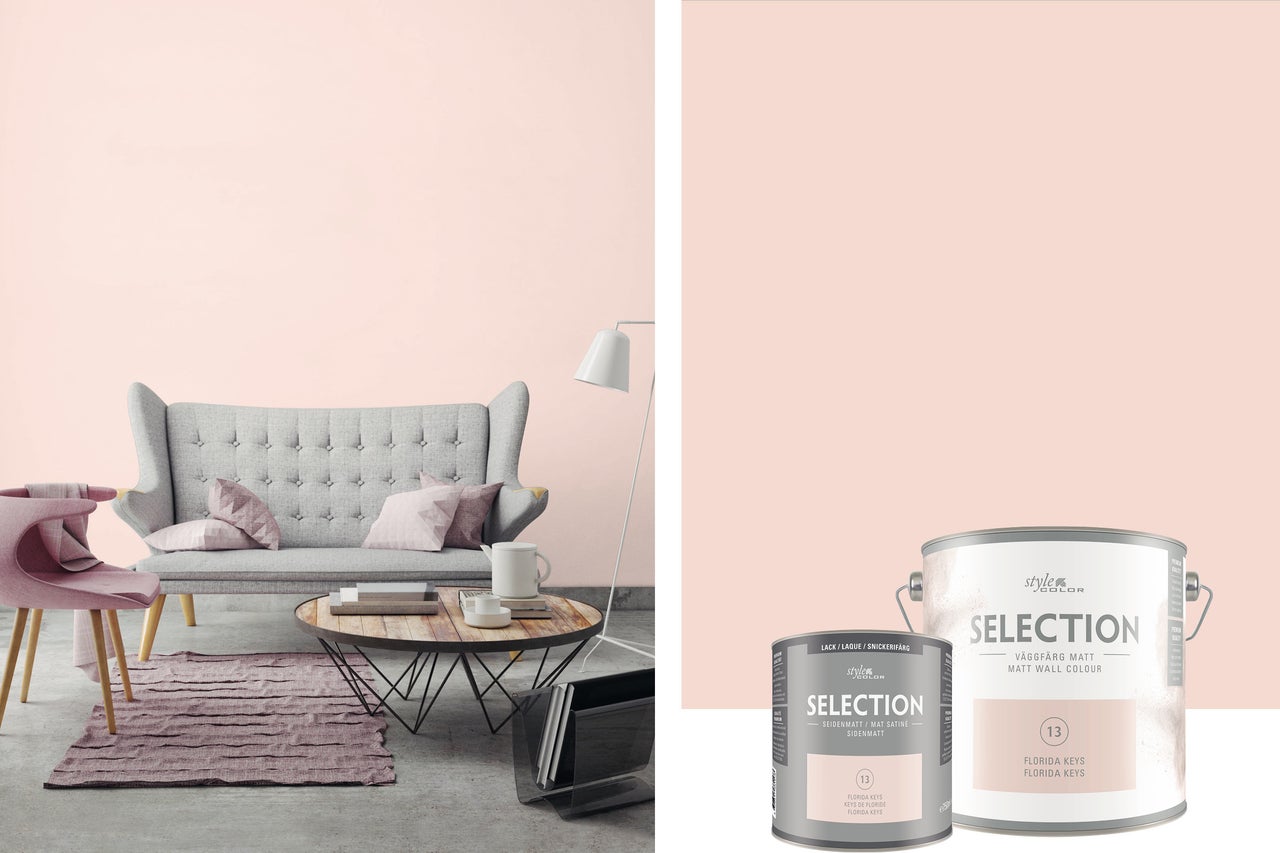 Ljust rum med rosa målad vägg, möbler och färgburkar Selection