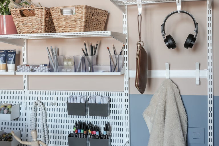 Hyllsystem för förvaring av hantverksmaterial med korgar, pennor, färger och andra redskap