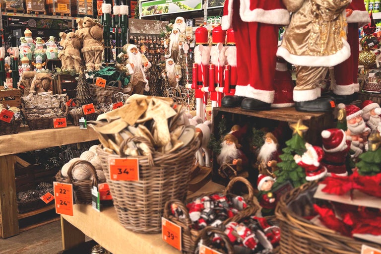 Diverse juldekorationer utställda på ett bord.