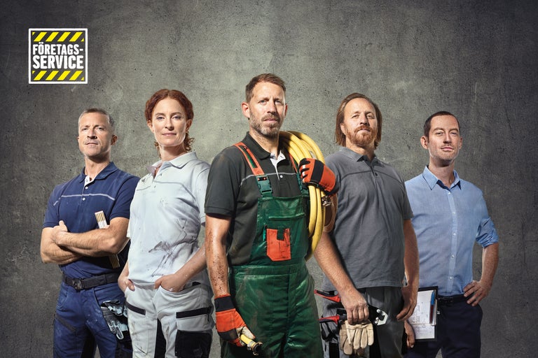 Fem hantverkare mot en grå bakgrund med Firmenservice logotyp.