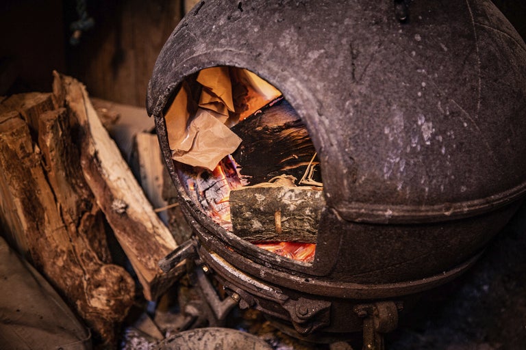 Kamin med brinnande ved och tändpapper