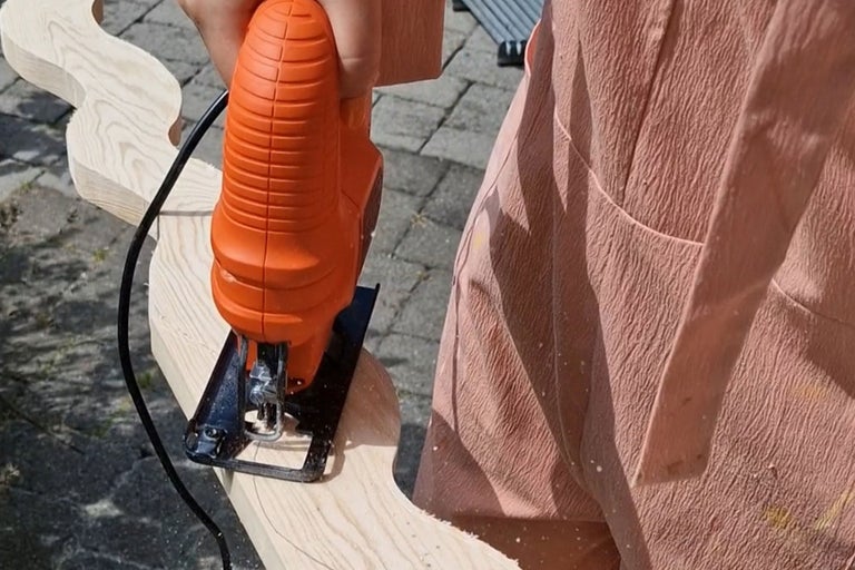 En sticksåg sågar trä.