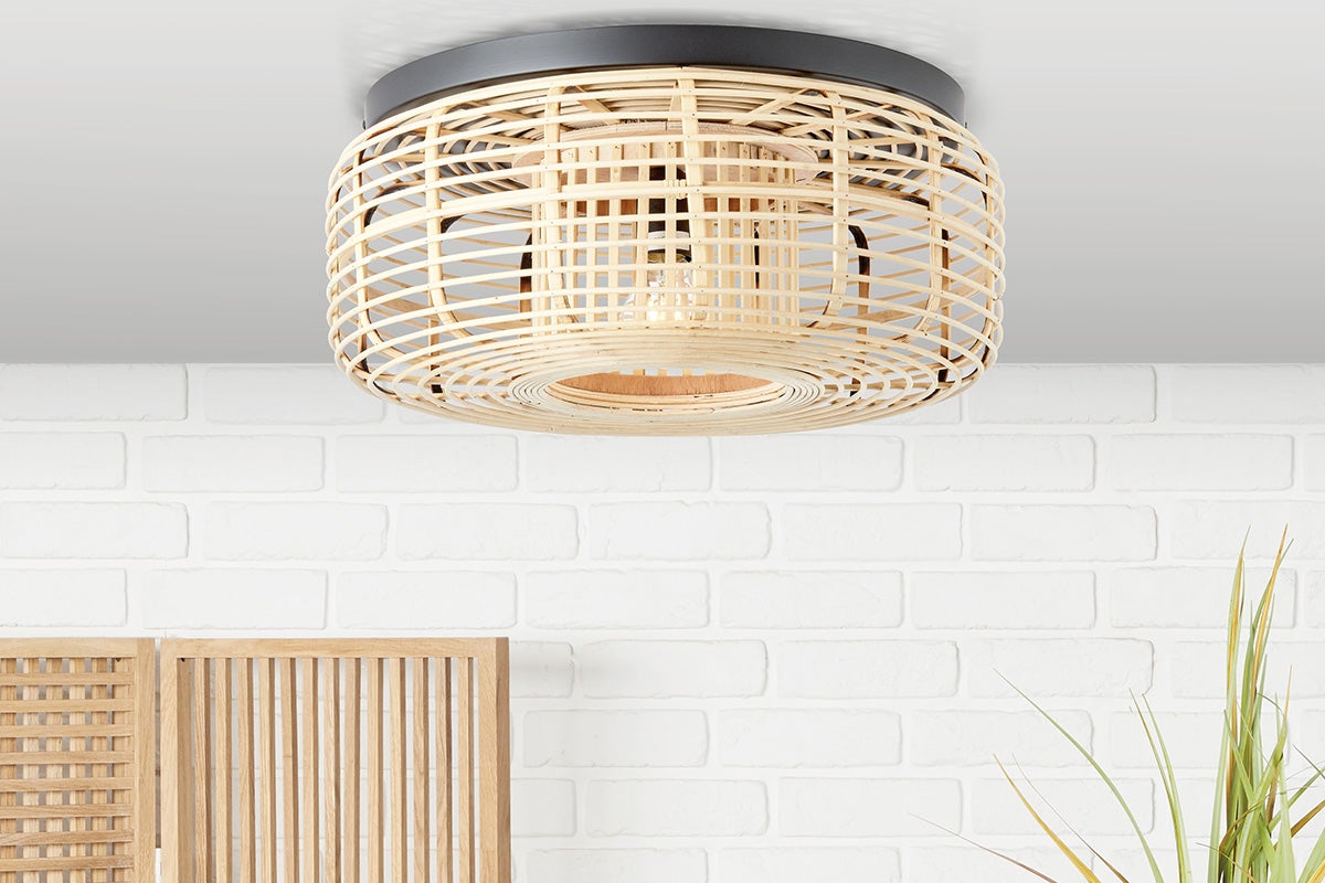 Taklampa med lampskärm i rotting
