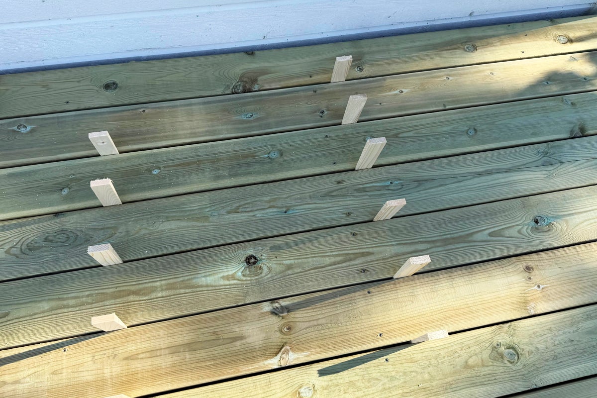 Trallbrädor i trä läggs med små träkilar som distansklossar för att få jämna fogar.