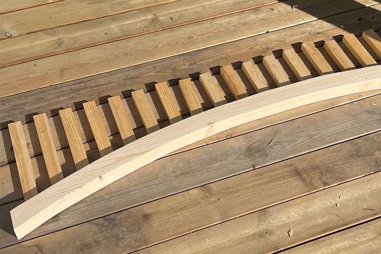 Böjd träkonstruktionsdel med numrerade träbitar