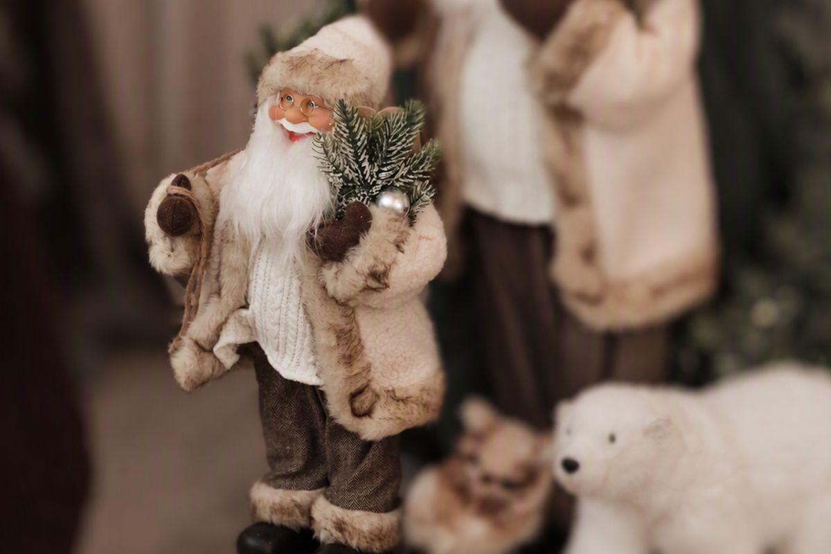 Tomte dekorationsfigur med vitt skägg och fluffig jacka
