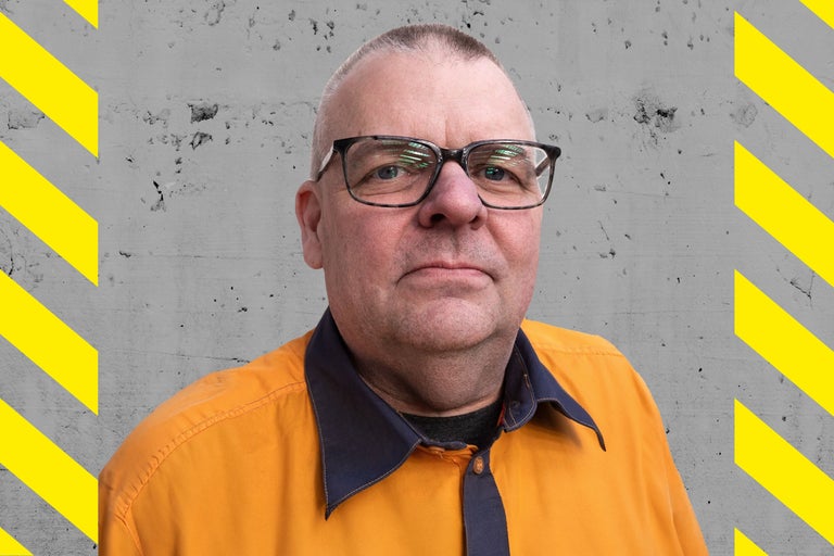 Porträtt av en man med glasögon och arbetskläder