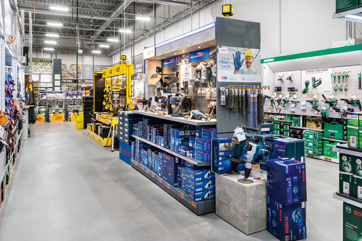 Översikt över en Hornbach-byggmarknad med hyllor fulla av elverktyg från Bosch, DeWalt och Hitachi