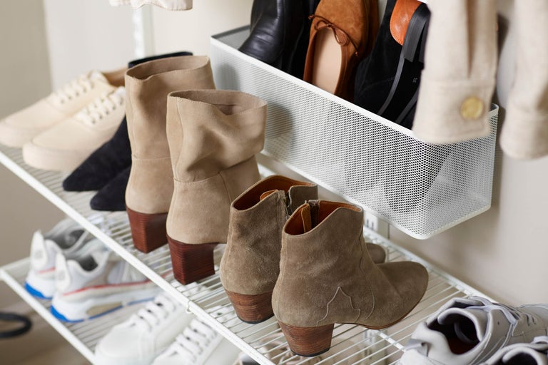 Skohylla med olika skor som stövlar och sneakers