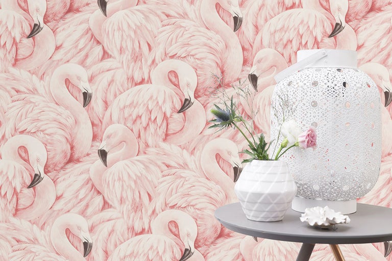 Tapet med flamingomotiv på ett bord med dekoration