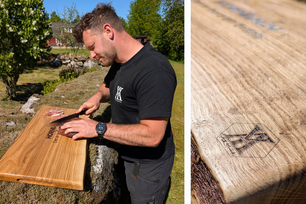 En man skär kött på en massiv skärbräda av trä utomhus. Till höger syns en närbild av den naturliga träådringen med en ingraverad logotyp.